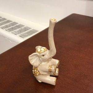 Elephant ring holder